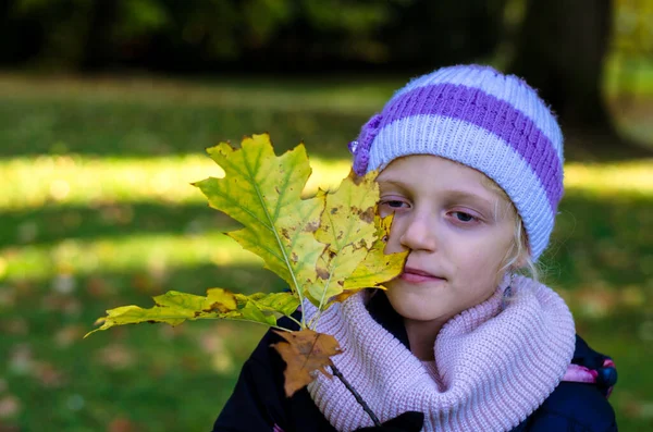 Kind Mit Gelbem Kastanienblatt Der Hand Nebliger Herbstlicher Atmosphäre — Stockfoto