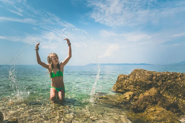Bedårande Brun Flicka Stänk Vatten Havet Vackra Natursköna Havet Solig — Stockfoto