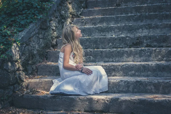 Одна Милая Девочка Подросток Длинными Светлыми Волосами Белом Платье Лестнице — стоковое фото
