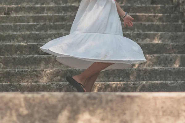Jambes Personne Robe Blanche Longue Tournant Dans Les Escaliers — Photo