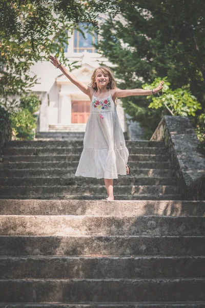 Menina Com Cabelo Loiro Longo Vestido Branco Longo Dançando Torcendo — Fotografia de Stock