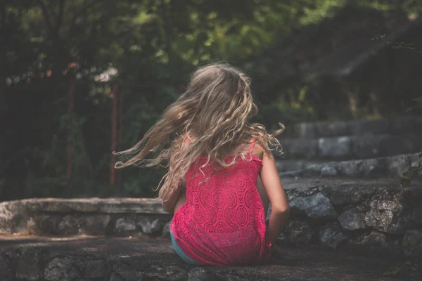 Rückansicht Des Jungen Teenagermädchens Mit Langen Lockigen Blonden Haaren Sitzend — Stockfoto