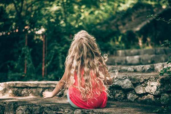 Visão Traseira Jovem Adolescente Com Cabelo Louro Encaracolado Longo Sentado — Fotografia de Stock