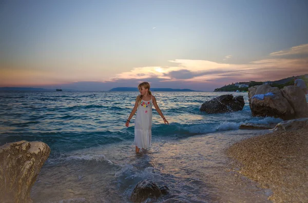 Очаровательная Девушка Длинном Белом Платье Ходить Морской Воде Пляже Закате — стоковое фото