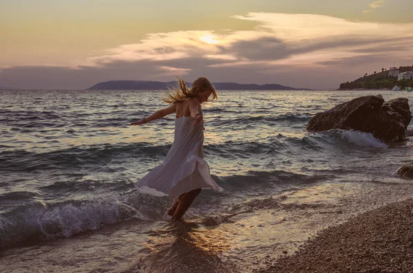 Gün Batımında Kumsalda Deniz Suyunda Yürüyen Uzun Beyaz Elbiseli Sevimli — Stok fotoğraf