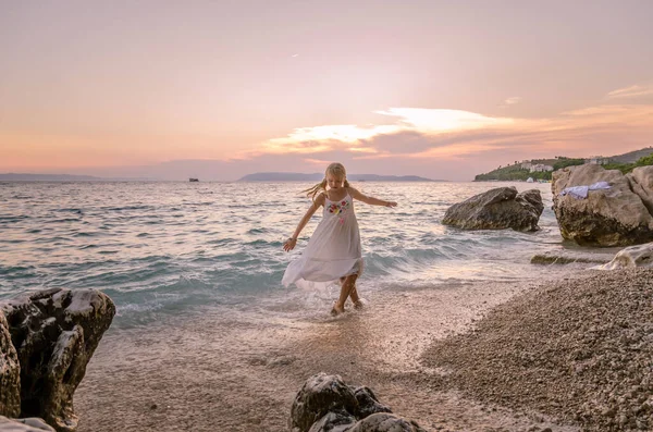 Bedårande Flicka Lång Vit Klänning Dans Havsvatten Stranden Vid Solnedgången — Stockfoto