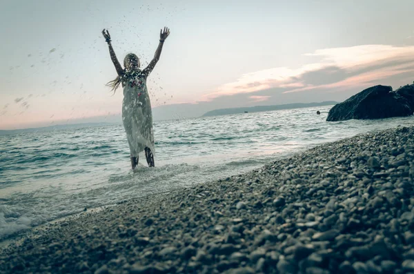 Våt Flicka Lång Vit Klänning Dansar Gratis Havsvatten Stranden Vid — Stockfoto