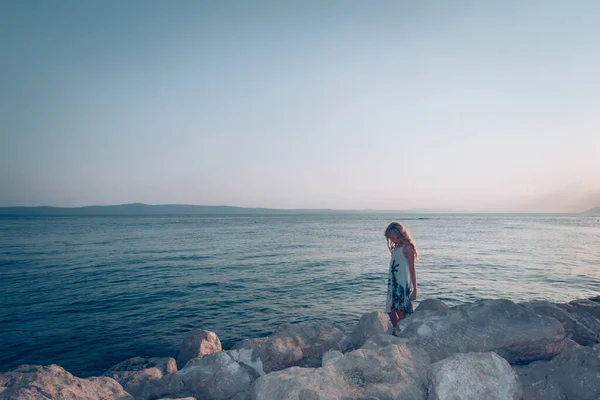 Menina Molhada Vestido Branco Longo Sentado Sozinho Água Praia Pôr — Fotografia de Stock