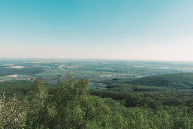manzara yeşil bahar ağaçları, köyler ve mavi gökyüzü