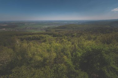 manzara yeşil bahar ağaçları, köyler ve mavi gökyüzü