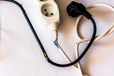 Kablo tavşan çiğnemesi yüzünden hasar görmüş.