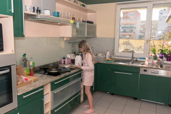Kleines Mädchen Riesiger Grüner Küche Bereitet Pfannkuchen — Stockfoto