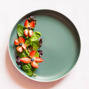 Çocuklar için çilek ve yaban mersini fikirleri, kopyalama alanı, izole edilmiş