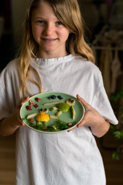 meyve ve sebze tabağı çocuğun elinde