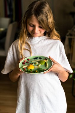 meyve ve sebze tabağı çocuğun elinde