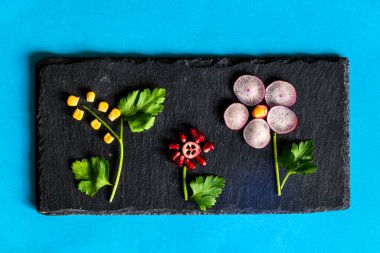 meyve ve sebze yaratıcı fikirler siyah şist arkaplan, çiçek resimleri