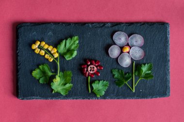 meyve ve sebze yaratıcı fikirler siyah şist arkaplan, çiçek resimleri