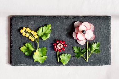 meyve ve sebze yaratıcı fikirler siyah şist arkaplan, çiçek resimleri