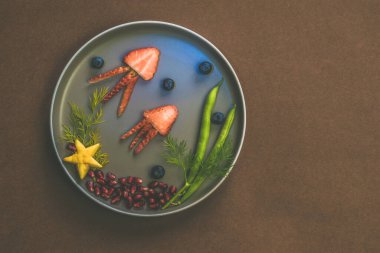 Medusa çilek yaratıcı fikirler, deniz renkli dünya 