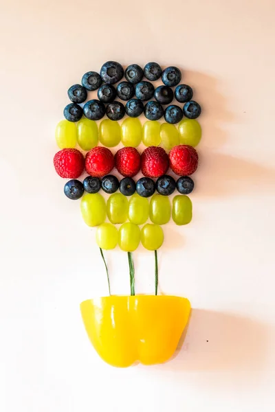Ballonform Aus Buntem Gemüse Und Früchten Wie Trauben Blaubeeren Und — Stockfoto