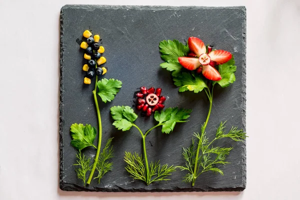 Obst Und Gemüse Kreative Ideen Auf Schwarzem Schiefer Hintergrund Blumenbilder — Stockfoto