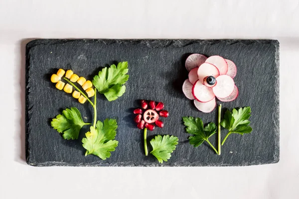 Frutas Verduras Ideas Creativas Sobre Fondo Esquisto Negro Imágenes Flores — Foto de Stock