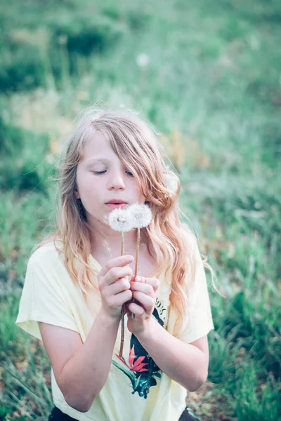 Rozkošná Dívka Dlouhými Blond Vlasy Foukání Pampeliška Květiny Zelené Trávě — Stock fotografie