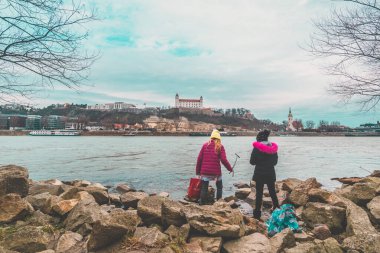 Bratislava Kalesi, Slovakya, Avrupa manzaralı Tuna nehrinin kıyısında oynayan iki çocuk