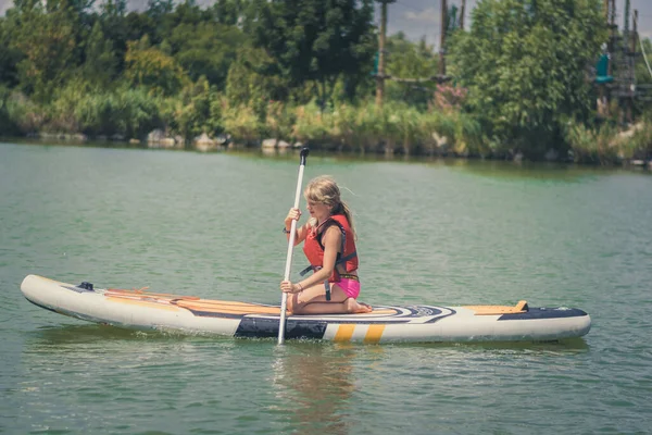 Junges Mädchen Roter Sicherheitsweste Paddelt Einem Heißen Sonnigen Sommertag Auf — Stockfoto