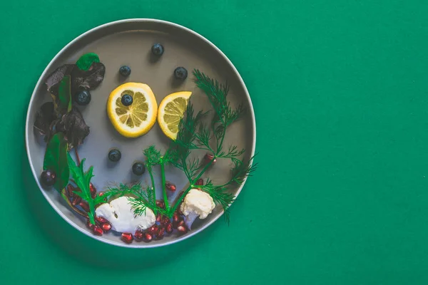 Fisch Aus Zitronenscheiben Und Meer Aus Couliblumen Und Blaubeeren Auf — Stockfoto