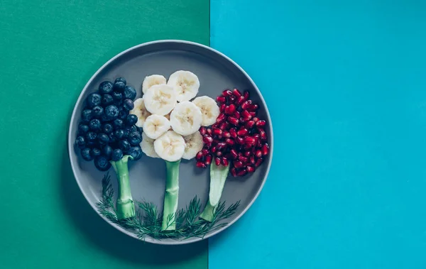 Obstbäume Auf Dem Teller Aus Bananen Blaubeeren Granatäpfeln Isoliert Auf — Stockfoto