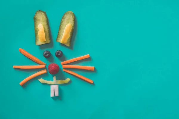 Cara Conejo Hecha Trozos Frutas Verduras Aislada Sobre Fondos Azules — Foto de Stock