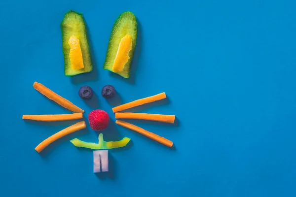 Cara Conejo Hecha Trozos Frutas Verduras Aislada Sobre Fondos Azules — Foto de Stock