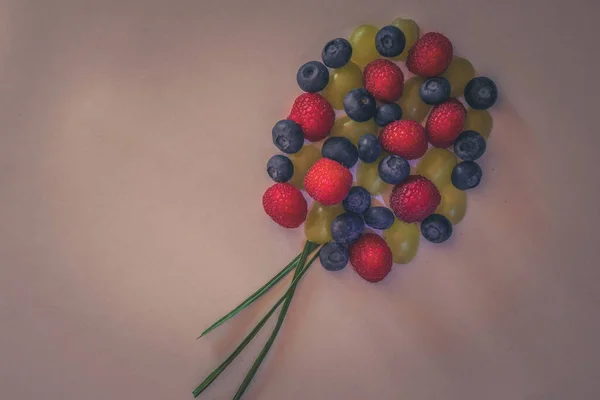 Luftballon Aus Himbeeren Trauben Und Blaubeeren Vitamine Für Kinder Farb — Stockfoto