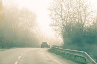 Sis ve sisli ve soğuk havada tehlikeli yollarda araba sürmek