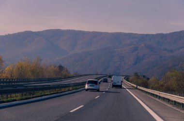 Arabadan otobana kadar orman ve dağların arasından geçen manzaralar.