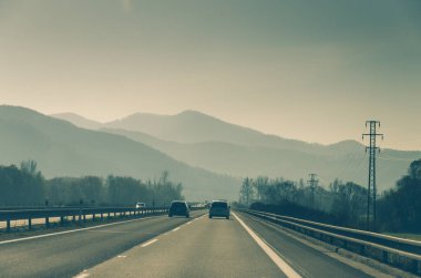 Arabadan otobana kadar orman ve dağların arasından geçen manzaralar.