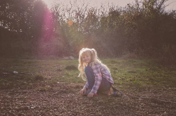 Imádnivaló Lány Hosszú Szőke Haj Játszik Őszi Parkban — Stock Fotó