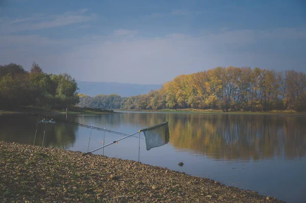 Captura Peces Por Río Tiempo Otoñal Colorido —  Fotos de Stock