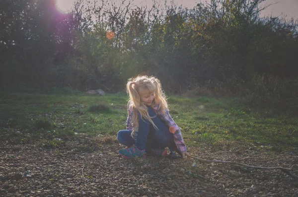 Прелестная Девушка Длинными Светлыми Волосами Играет Осеннем Парке — стоковое фото
