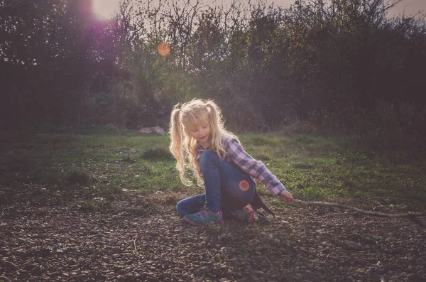 Adorável Menina Com Longo Cabelo Loiro Jogando Parque Outonal — Fotografia de Stock