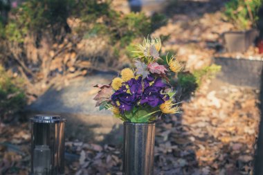 Sonbahar zamanı mezarlıkta renkli çiçeklerle süslenmiş.