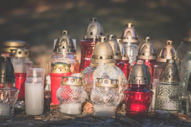 Azizler Günü 'nde mezarlıkta mumlar yakılıyor.