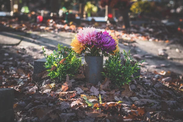 Colorida Decoración Floral Tumba Cementerio Otoño —  Fotos de Stock