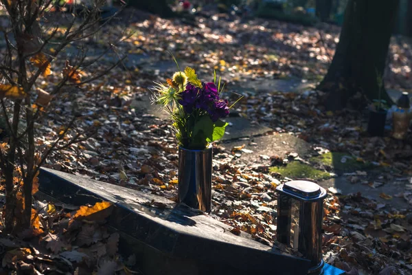 Brandende Kaarsen Kleurrijke Bloemdecoratie Graf Begraafplaats Herfst Tijd — Stockfoto