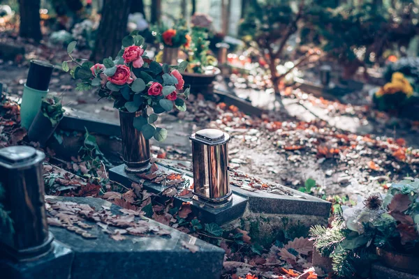 Queimando Velas Decoração Floral Colorida Sepultura Cemitério Outono — Fotografia de Stock