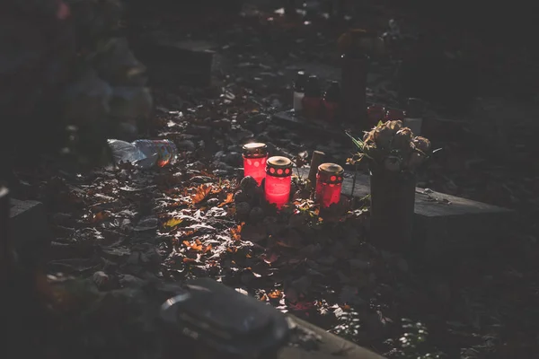 Brandende Kaarsen Kleurrijke Bloemdecoratie Graf Begraafplaats Herfst Tijd — Stockfoto