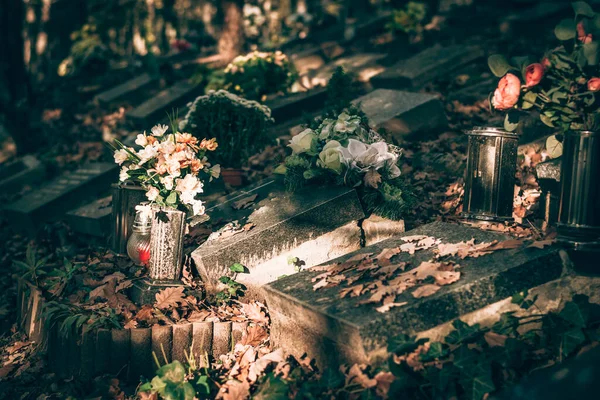 Velas Ardientes Colorida Decoración Floral Tumba Cementerio Otoño —  Fotos de Stock