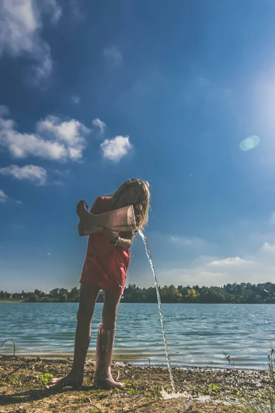 Öğleden Sonra Nehir Kenarındaki Sevimli Mutlu Kız — Stok fotoğraf