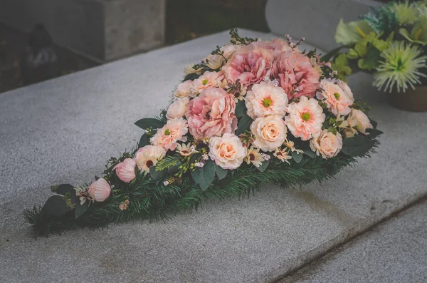 すべての聖人の日の間に墓地の墓の上に心の形で象徴的な花の装飾 — ストック写真